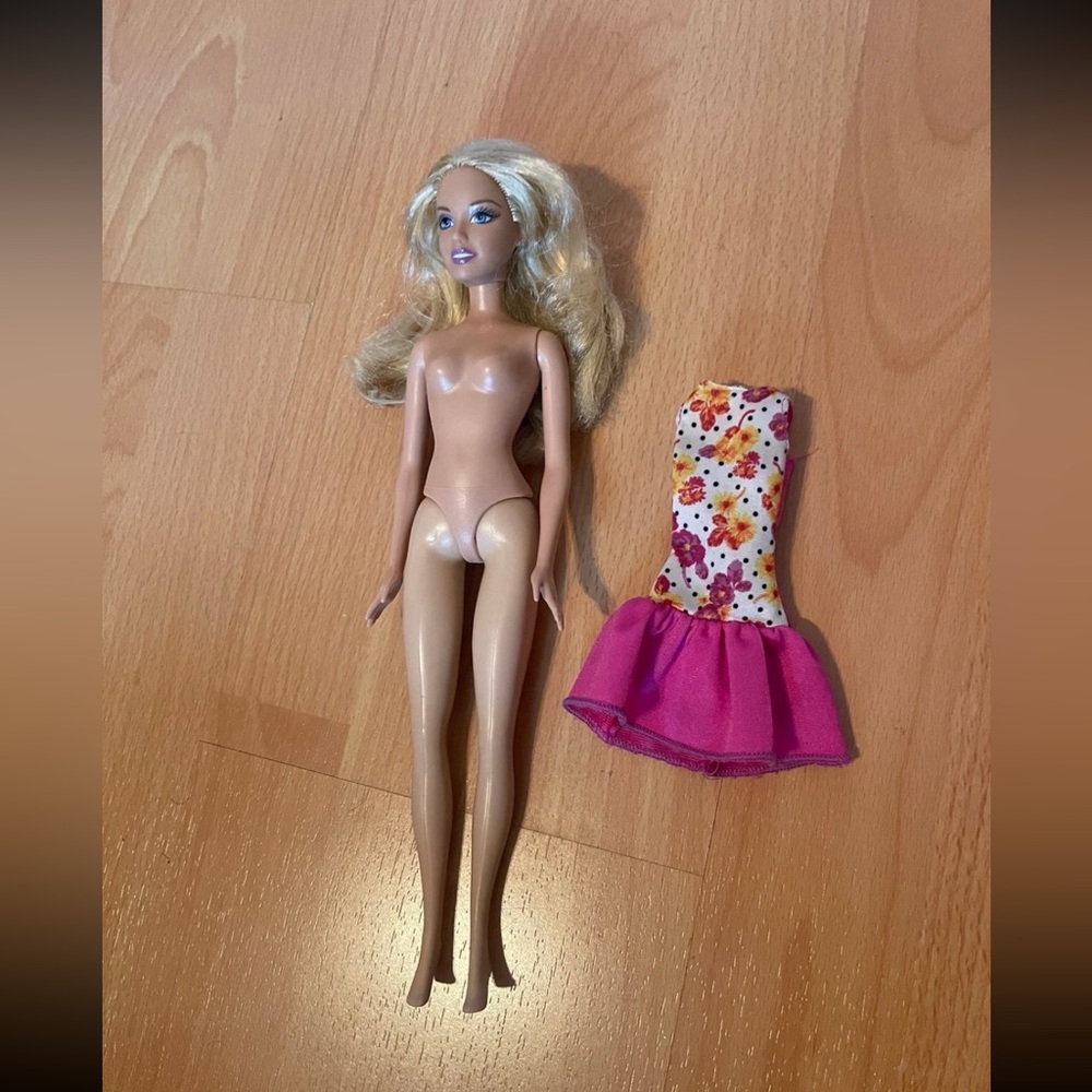 Barbie 2005 doll Pink eyeshadow purple lipstick blonde blue eyes soft rubber leg